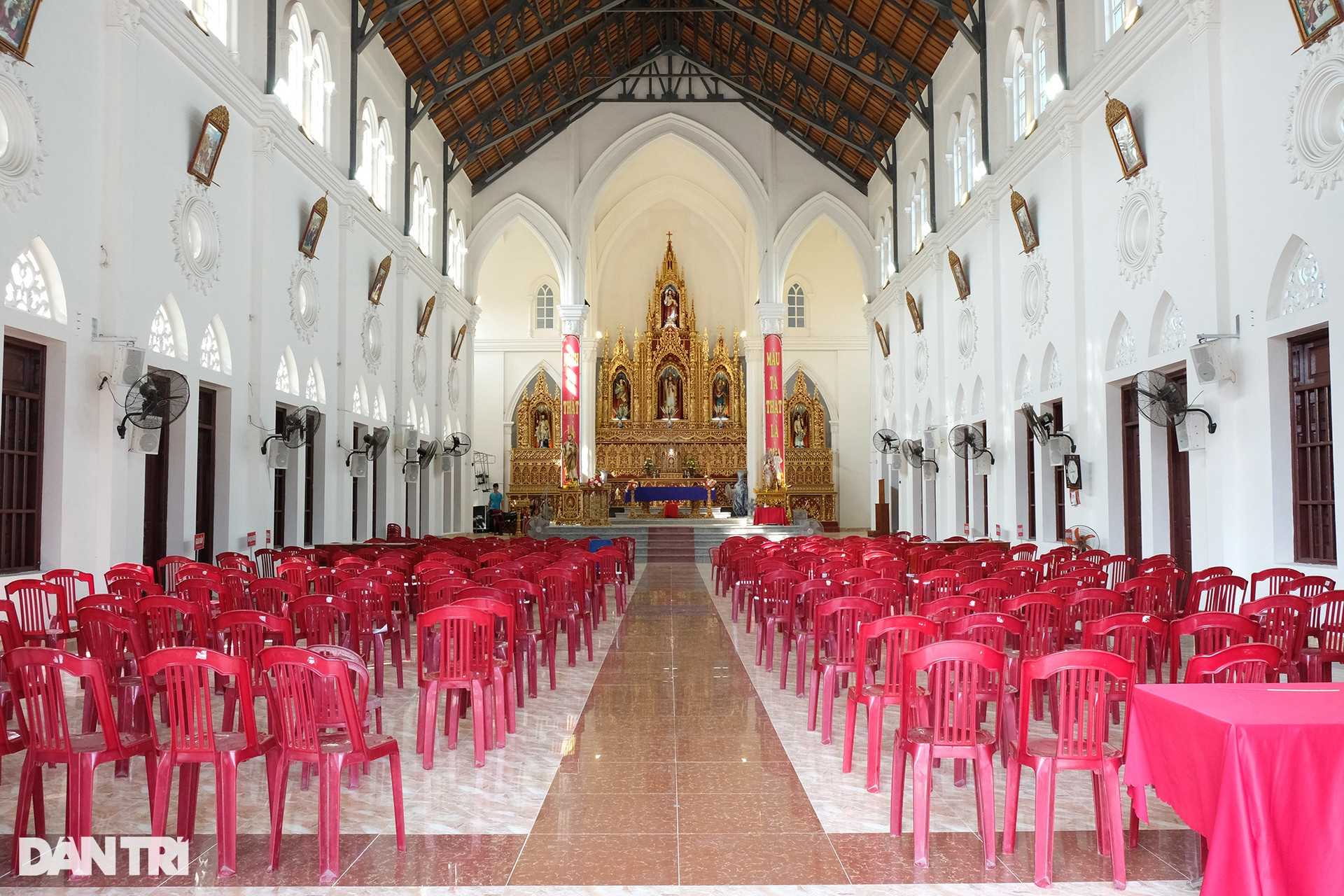 Chiêm ngưỡng nhà thờ công giáo tuyệt đẹp trên đảo Thanh Lân - 8