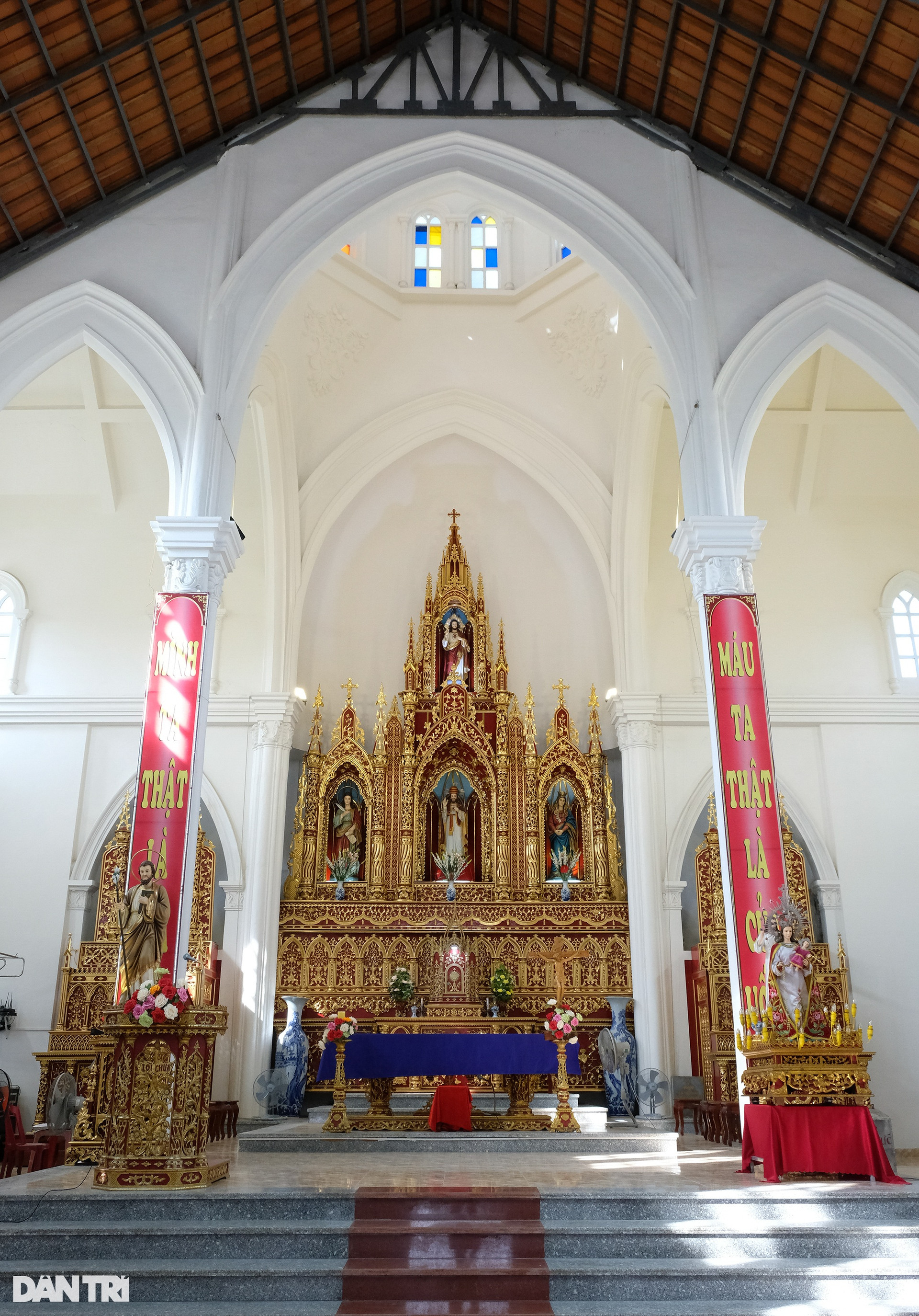 Chiêm ngưỡng nhà thờ công giáo tuyệt đẹp trên đảo Thanh Lân - 9