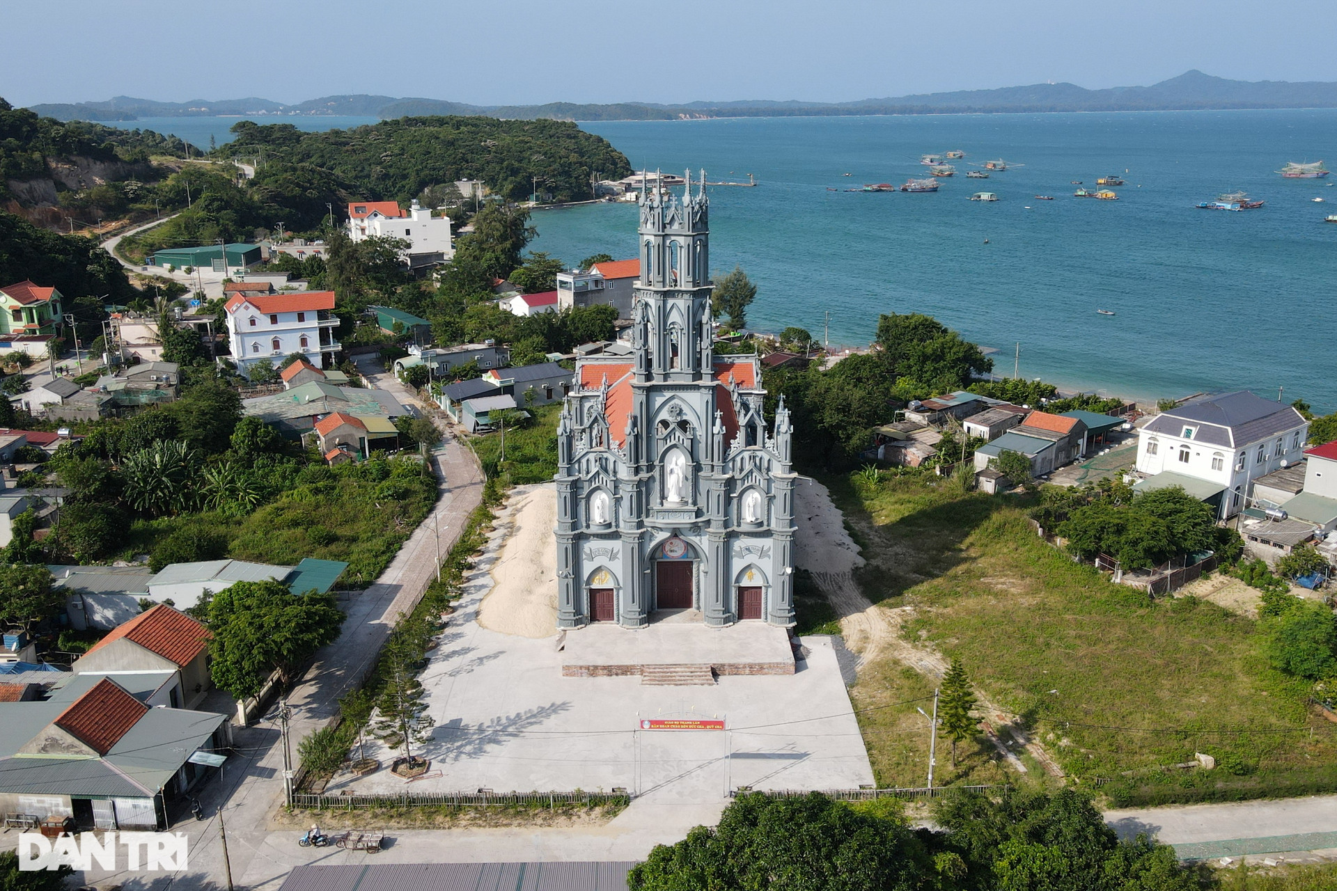 Chiêm ngưỡng nhà thờ công giáo tuyệt đẹp trên đảo Thanh Lân - 3