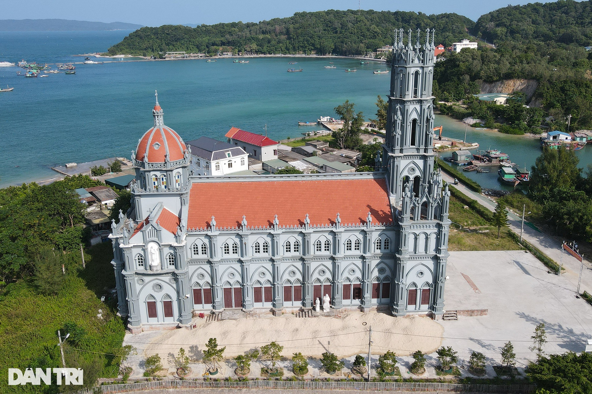 Chiêm ngưỡng nhà thờ công giáo tuyệt đẹp trên đảo Thanh Lân - 4
