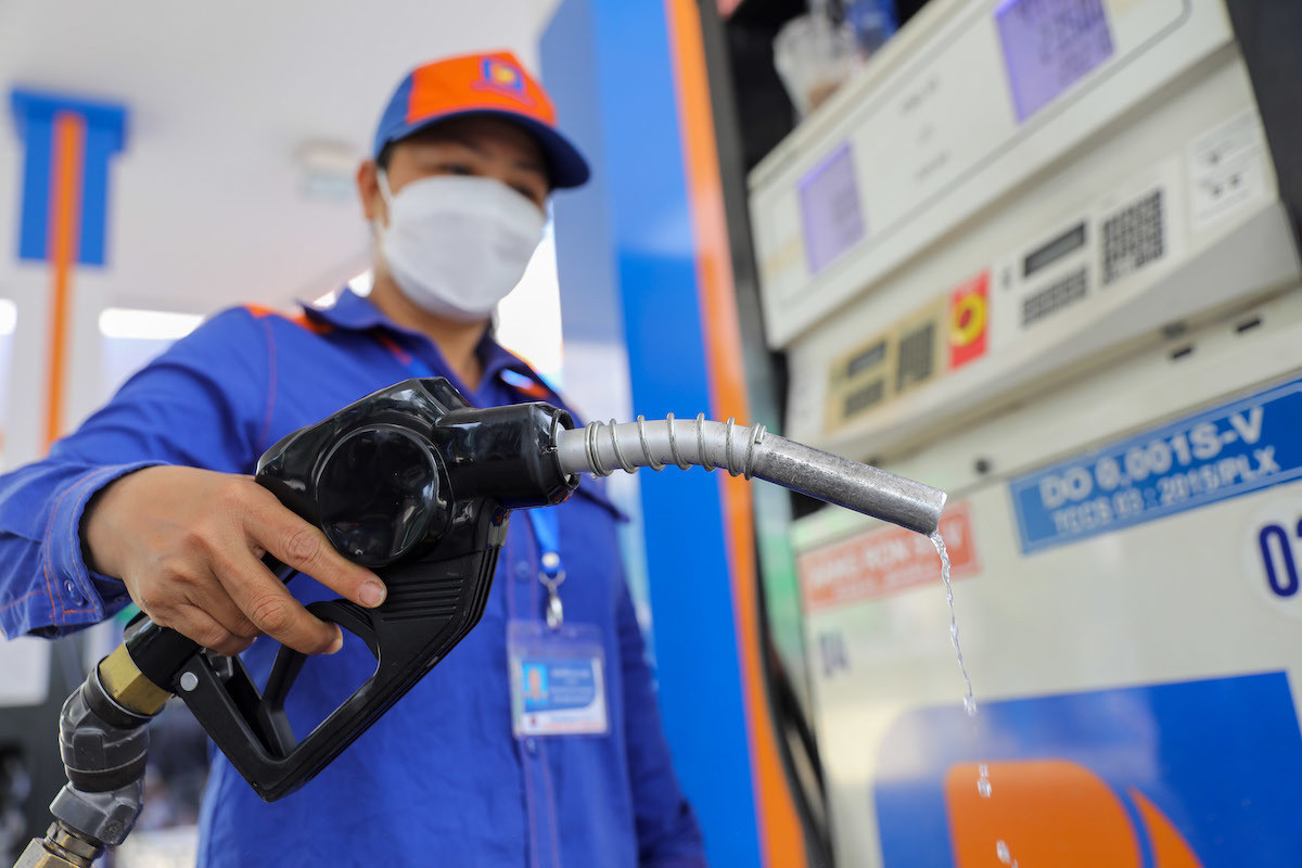 Bộ Tài chính đề nghị tăng chi phí đưa xăng dầu về Việt Nam tối đa thêm 660 đồng - 1
