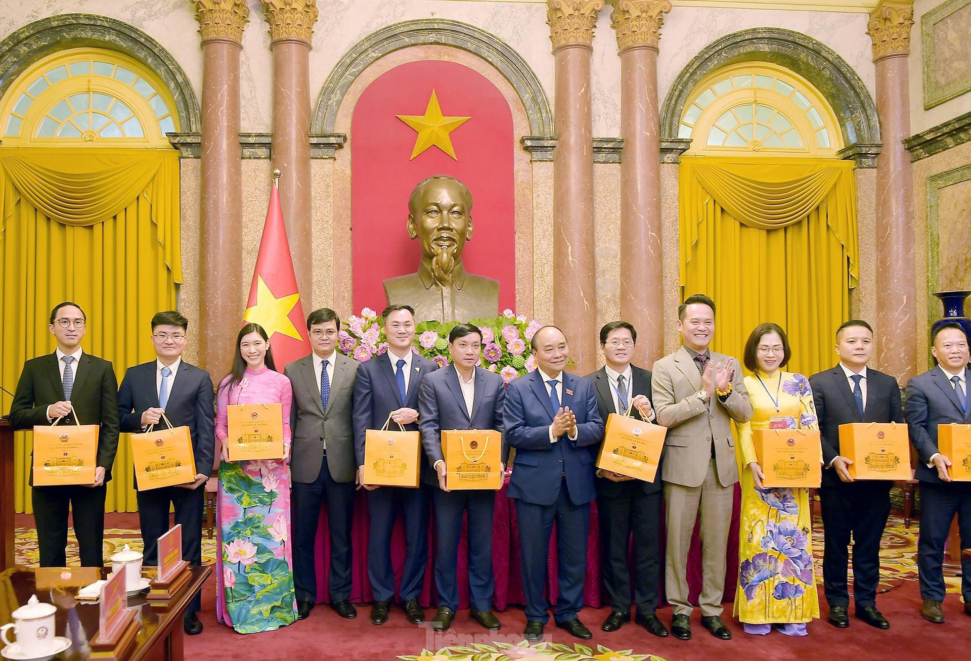 Chủ tịch nước Nguyễn Xuân Phúc gặp đoàn đại biểu Hội Doanh nhân trẻ Việt Nam ảnh 8