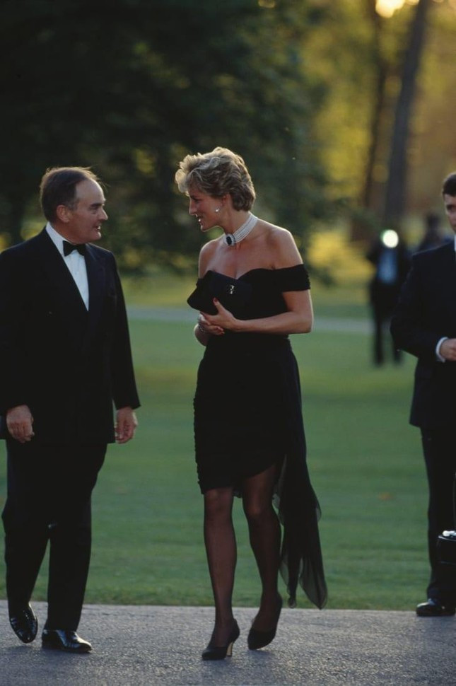 Chiếc váy báo thù của Công nương Diana đang trở lại ảnh 1