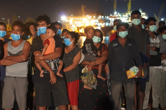Trắng đêm đưa 305 công dân Sri Lanka gặp nạn vào đất liền - Ảnh 3.