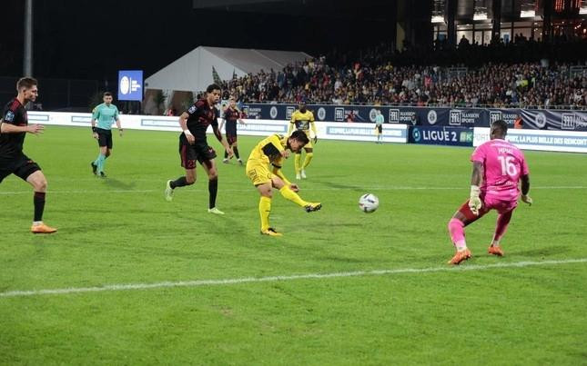 Quang Hải lần đầu chia sẻ về cuộc sống ở Pau FC-3