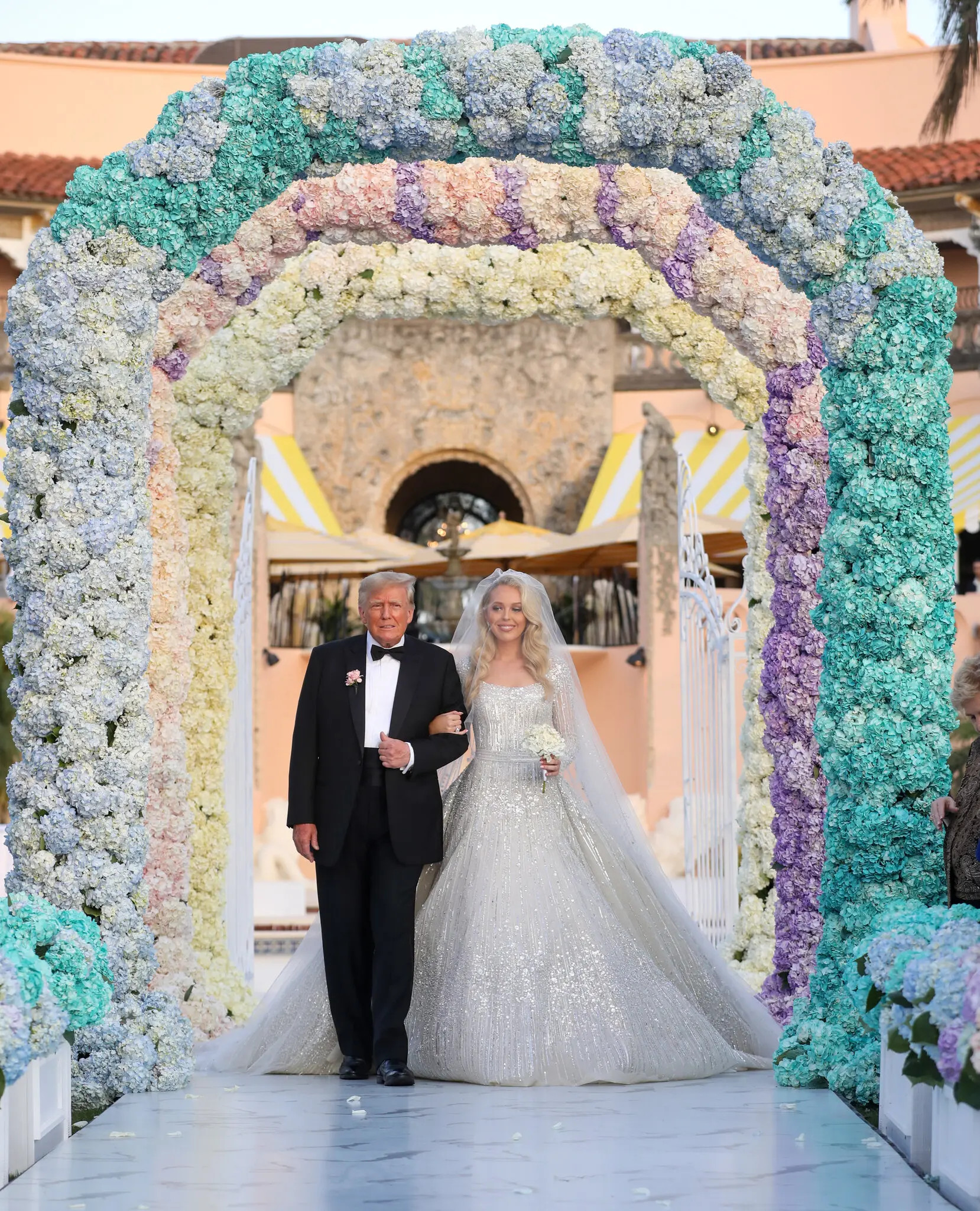 Đám cưới như mơ của gái út nhà ông Trump với bạn trai tỷ phú - 6