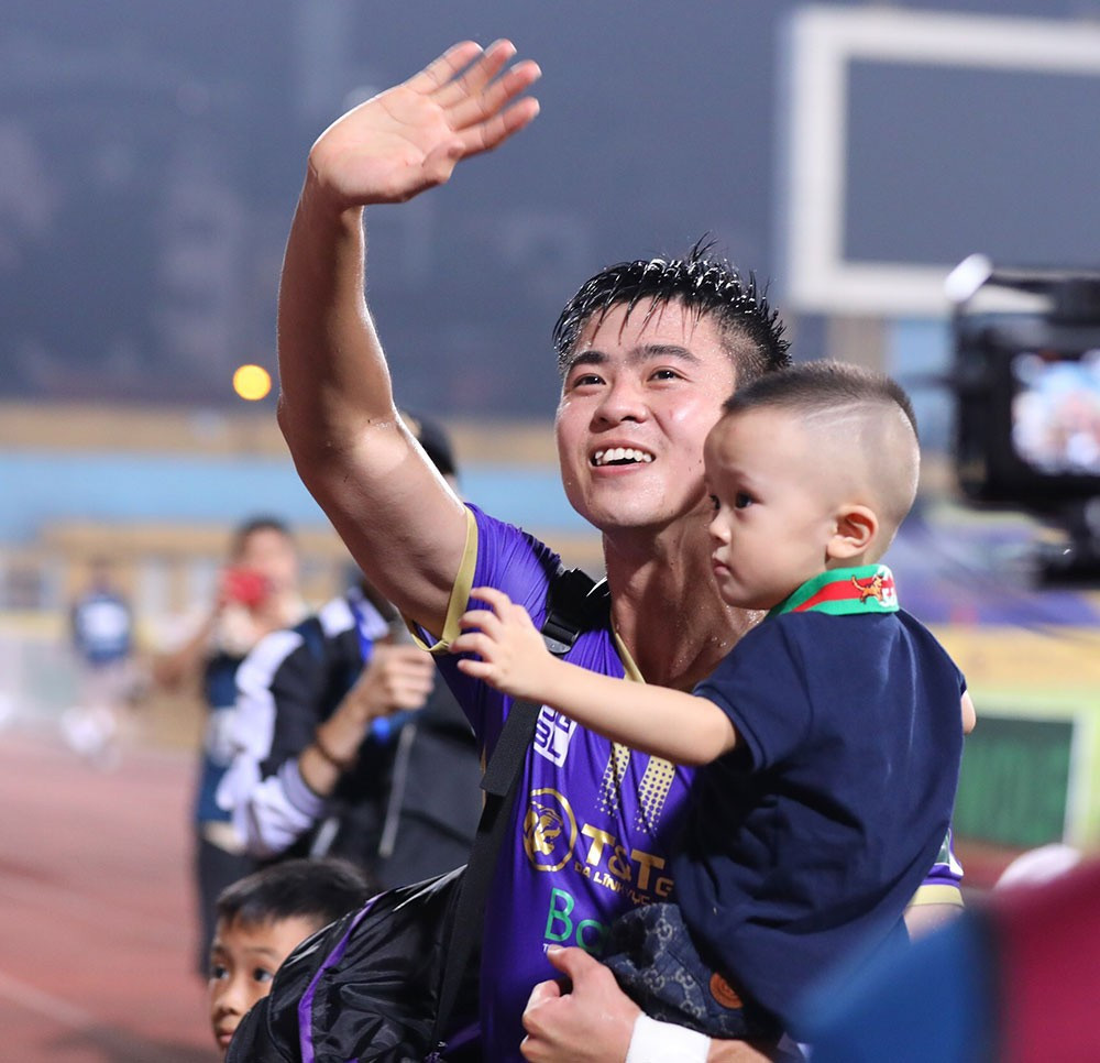 Chùm ảnh trao Cúp VĐ Night Wolf V.League 1-2022 cho CLB Hà Nội  - Ảnh 17.