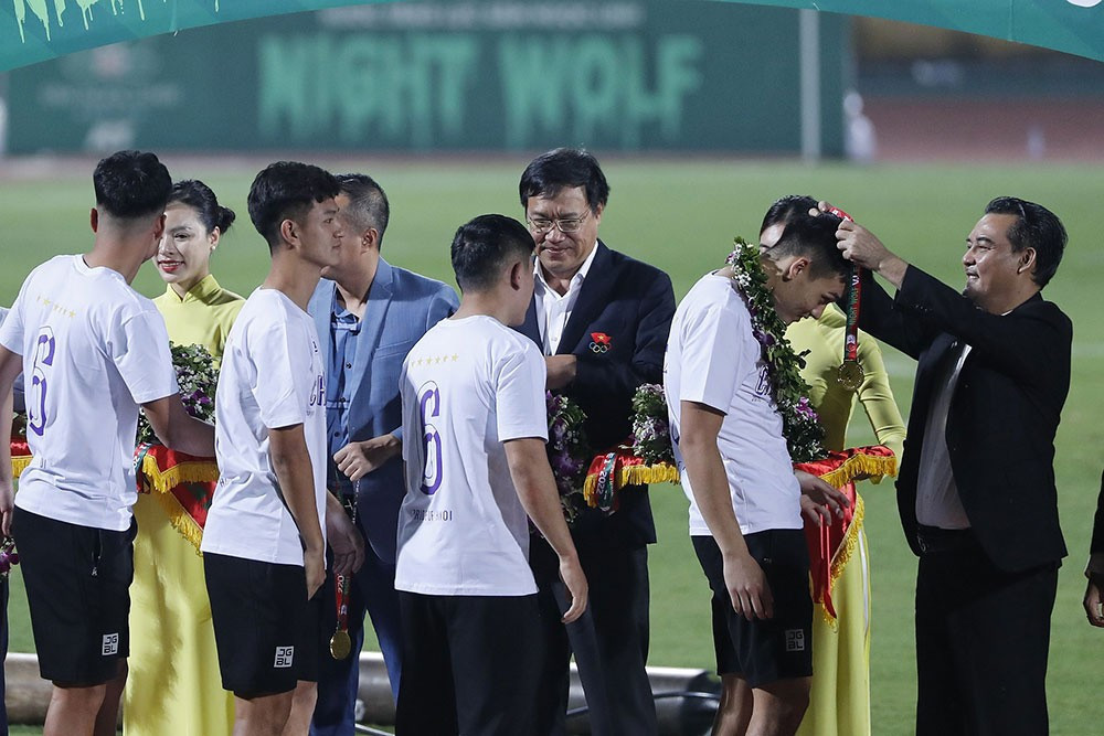 Chùm ảnh trao Cúp VĐ Night Wolf V.League 1-2022 cho CLB Hà Nội  - Ảnh 7.
