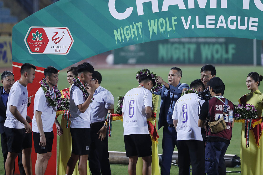 Chùm ảnh trao Cúp VĐ Night Wolf V.League 1-2022 cho CLB Hà Nội  - Ảnh 6.