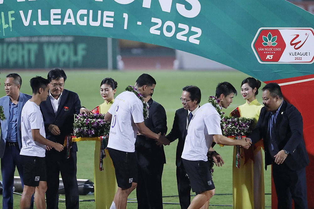 Chùm ảnh trao Cúp VĐ Night Wolf V.League 1-2022 cho CLB Hà Nội  - Ảnh 5.
