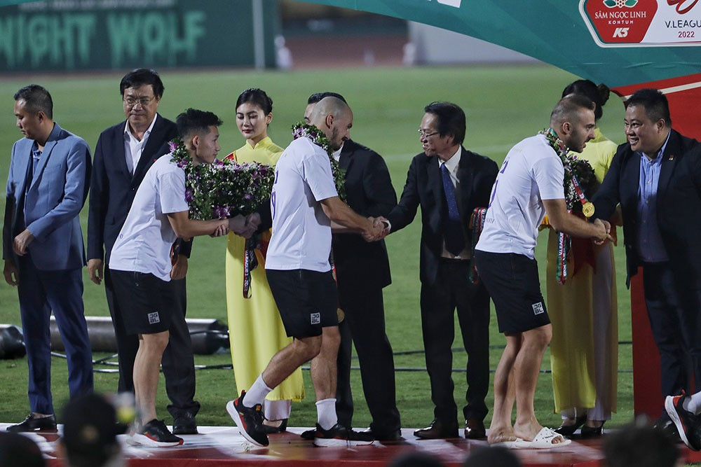 Chùm ảnh trao Cúp VĐ Night Wolf V.League 1-2022 cho CLB Hà Nội  - Ảnh 4.