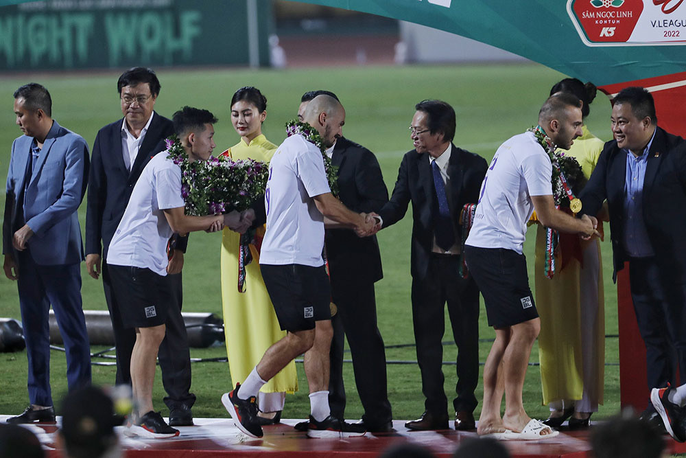 Chùm ảnh trao Cúp VĐ Night Wolf V.League 1-2022 cho CLB Hà Nội  - Ảnh 3.