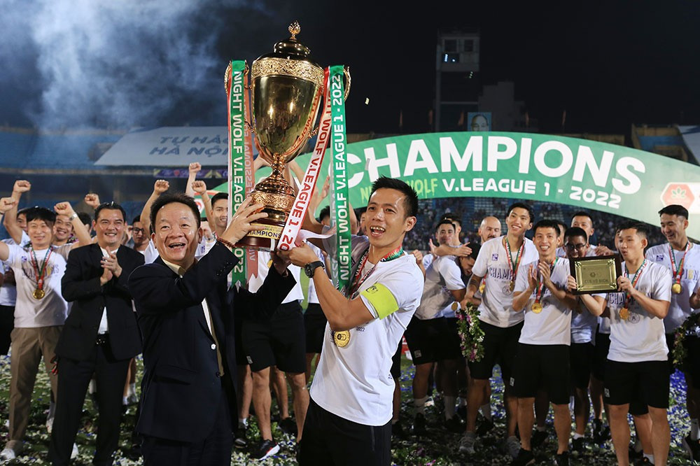Chùm ảnh trao Cúp VĐ Night Wolf V.League 1-2022 cho CLB Hà Nội  - Ảnh 23.