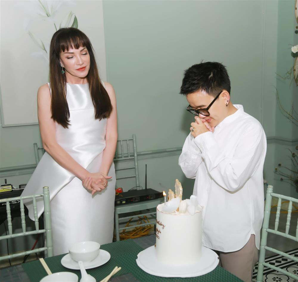 Thanh Hà như cô dâu khi đánh úp mừng sinh nhật Phương Uyên-1