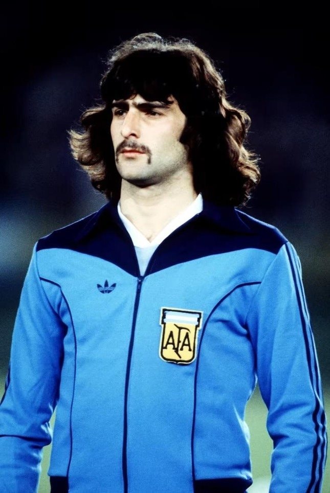 a-moustached-mario-kempes-during-1923.jpg