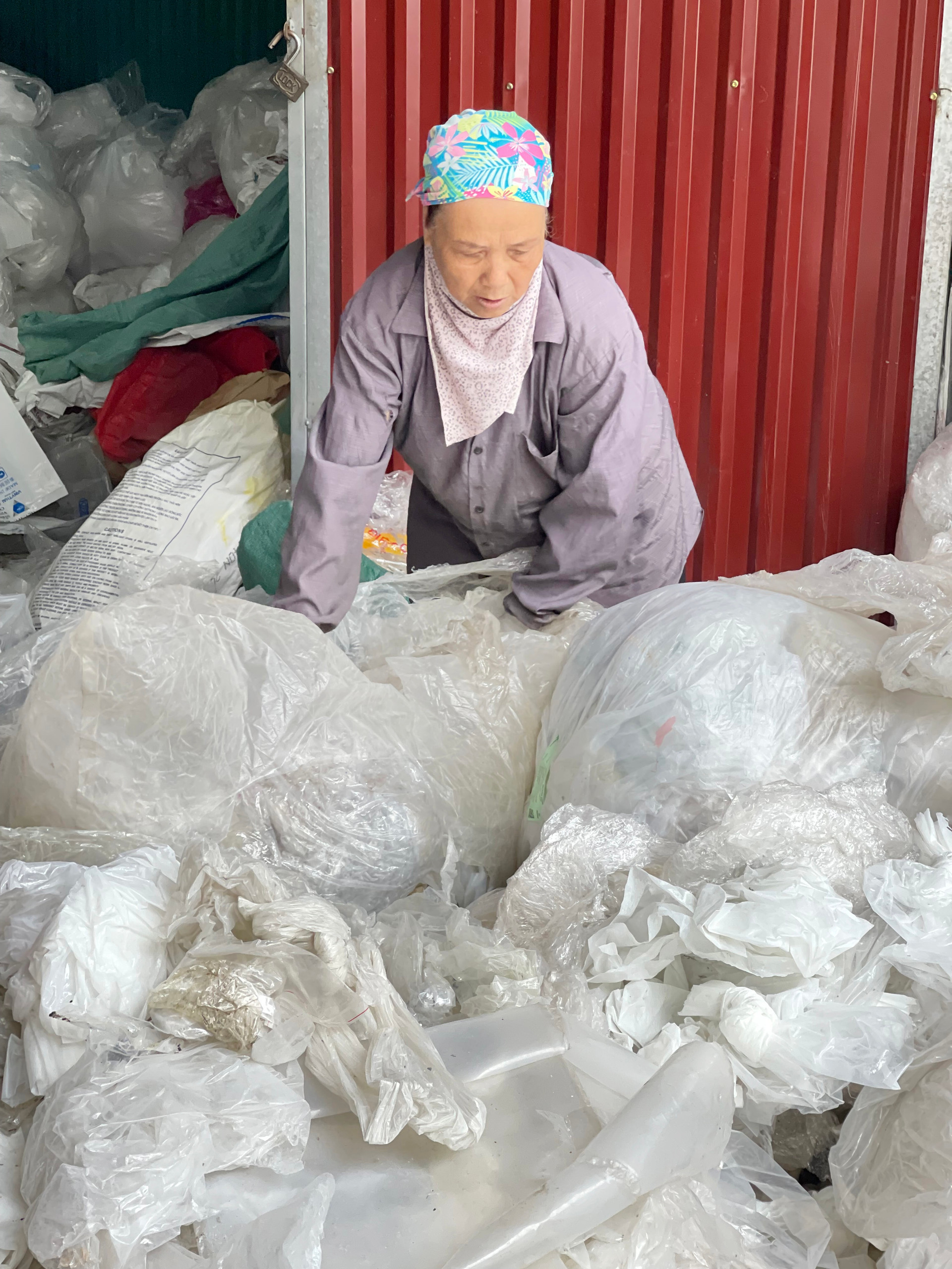 Về làng giặt rác ở Bắc Ninh người dân làm giàu từ những núi rác nilon - 13