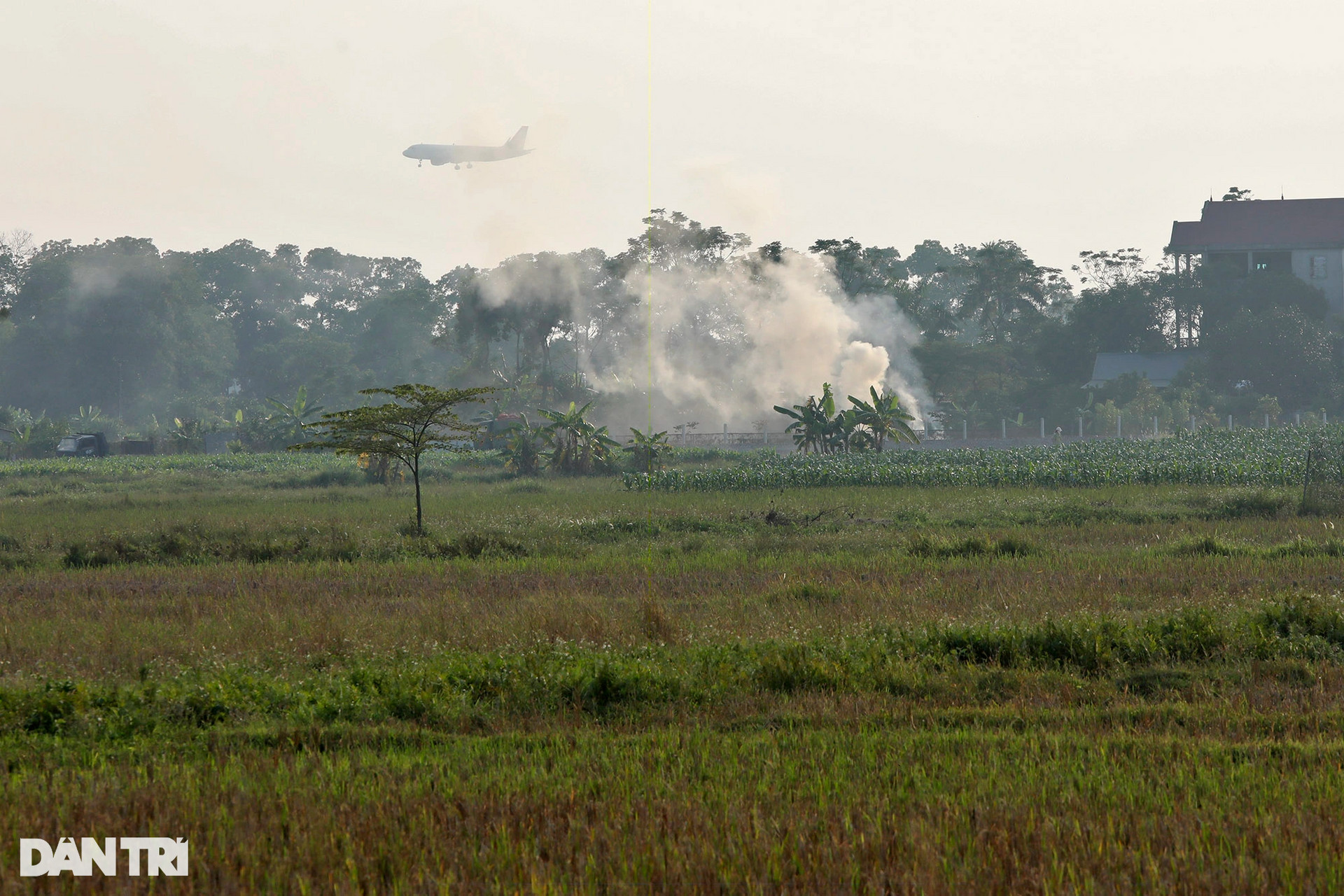 Khói đốt rơm rạ mù mịt khu vực máy bay hạ cánh sân bay Nội Bài - 13