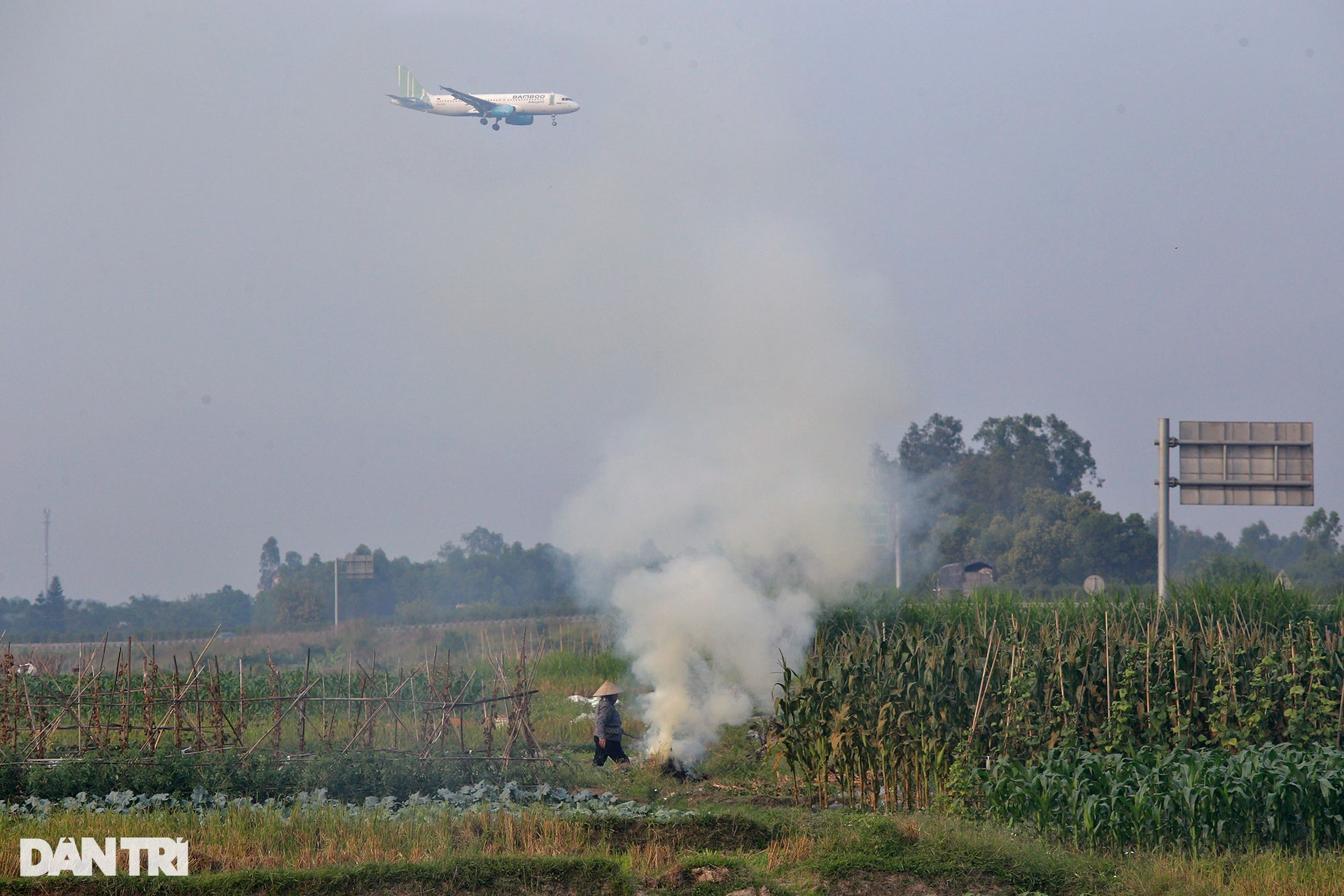 Khói đốt rơm rạ mù mịt khu vực máy bay hạ cánh sân bay Nội Bài - 7