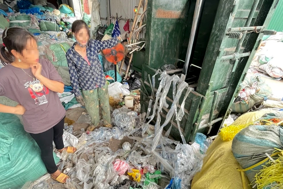 Về làng giặt rác ở Bắc Ninh người dân làm giàu từ những núi rác nilon - 1