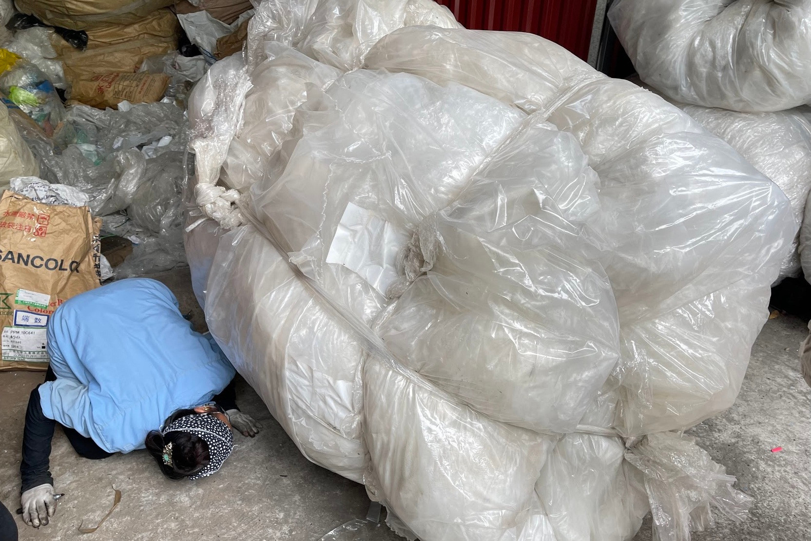 Về làng giặt rác ở Bắc Ninh người dân làm giàu từ những núi rác nilon - 14