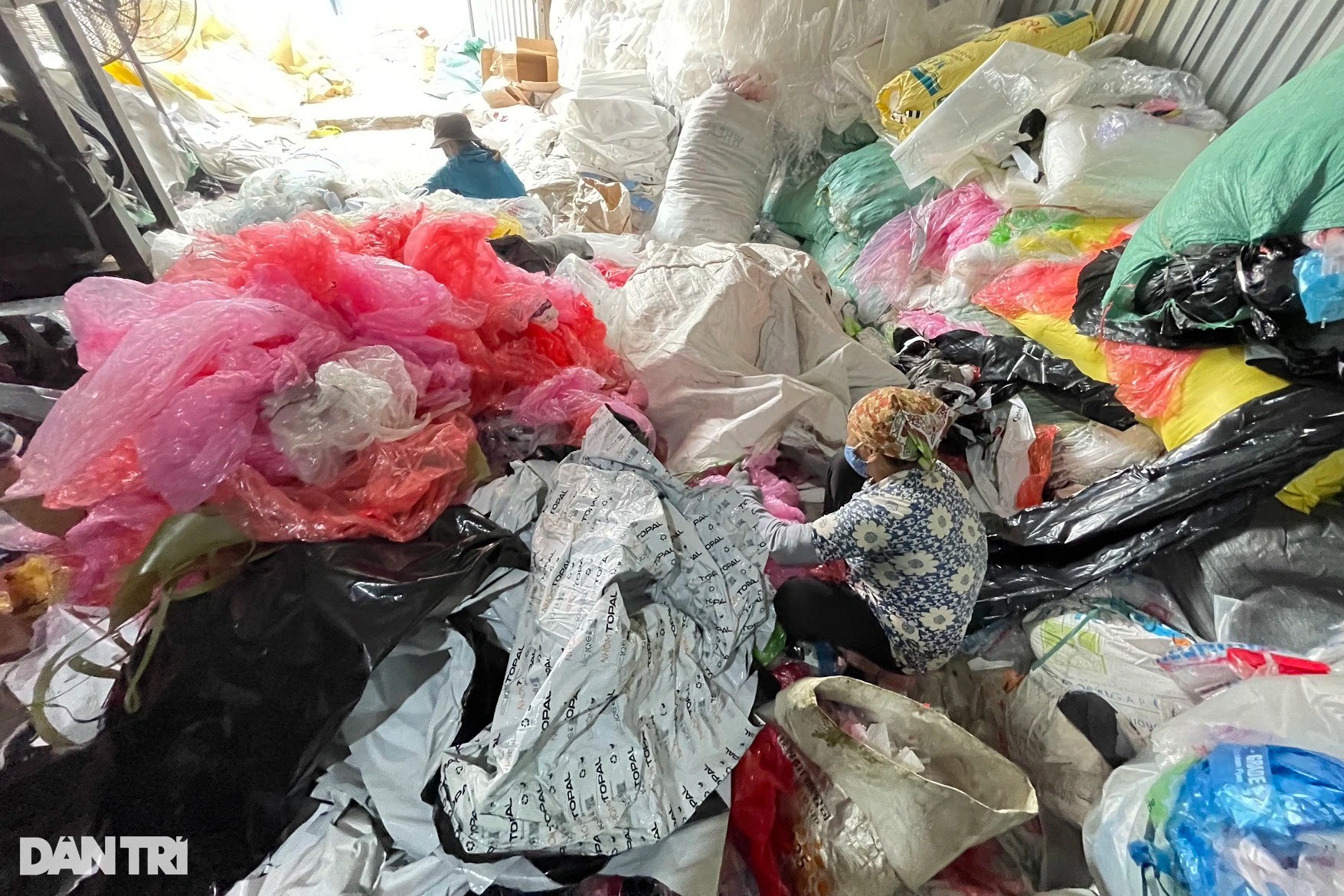 Về làng giặt rác ở Bắc Ninh người dân làm giàu từ những núi rác nilon - 9