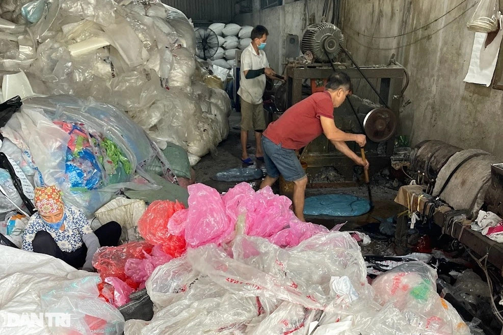 Về làng giặt rác ở Bắc Ninh người dân làm giàu từ những núi rác nilon - 11