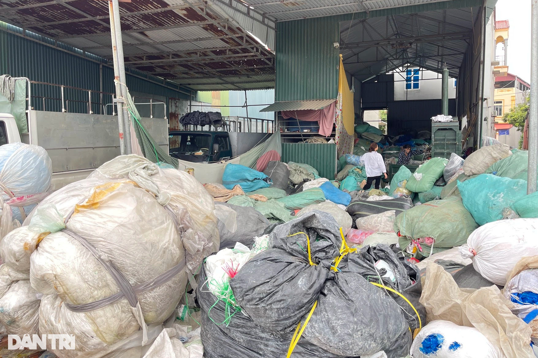 Về làng giặt rác ở Bắc Ninh người dân làm giàu từ những núi rác nilon - 2