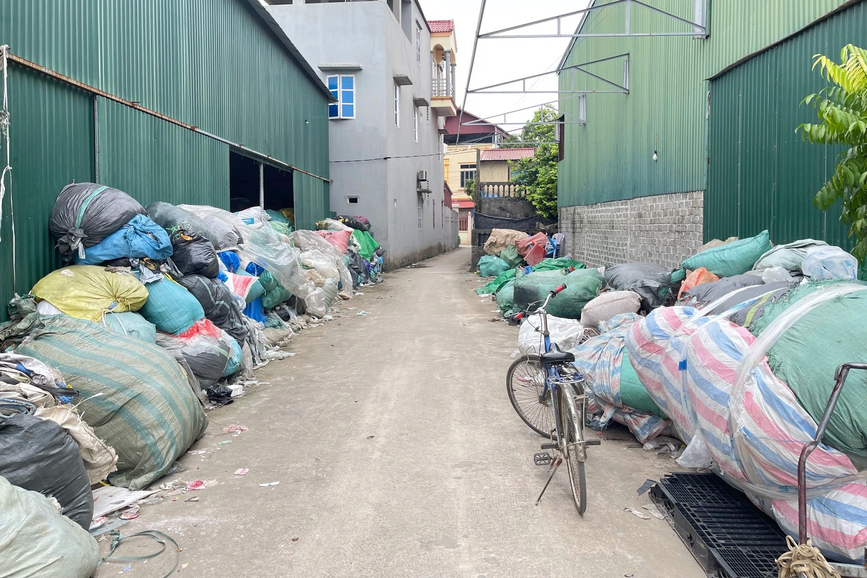 Về làng giặt rác ở Bắc Ninh người dân làm giàu từ những núi rác nilon - 3