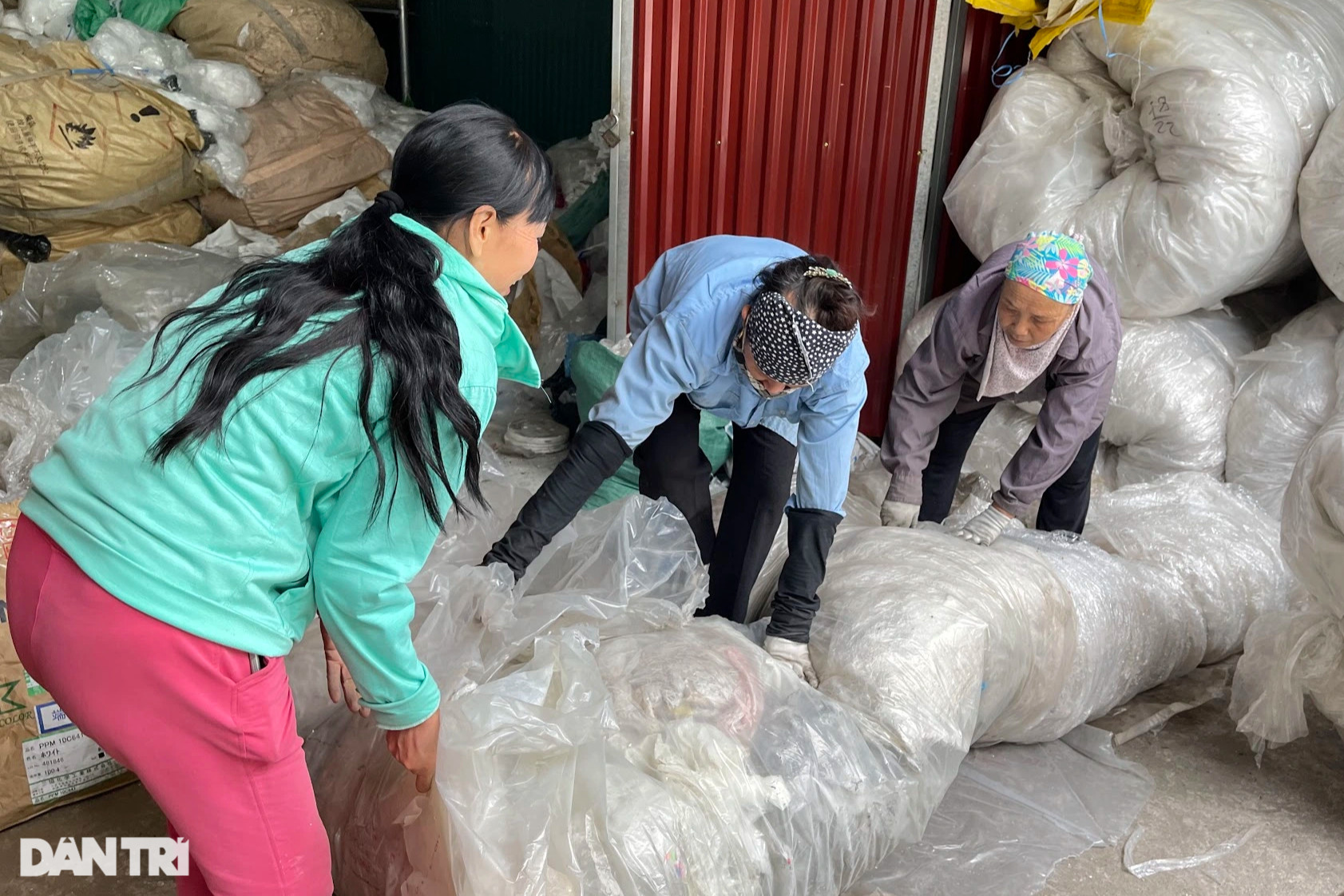 Về làng giặt rác ở Bắc Ninh người dân làm giàu từ những núi rác nilon - 6