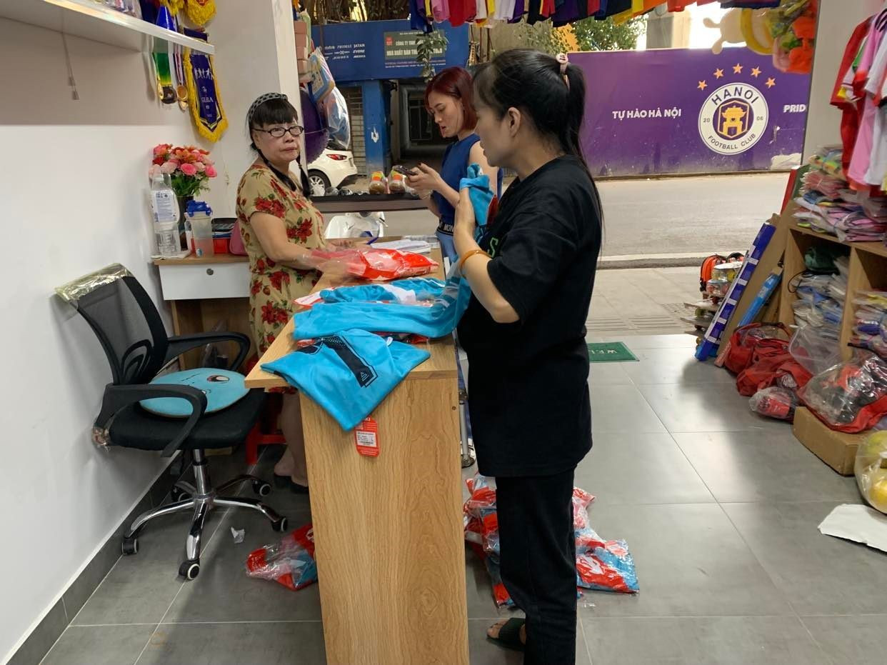 Bà Kim Quy đã phải tân trang cửa hàng và nhập lô quần áo mới để phục vụ người hâm mộ bóng đá.