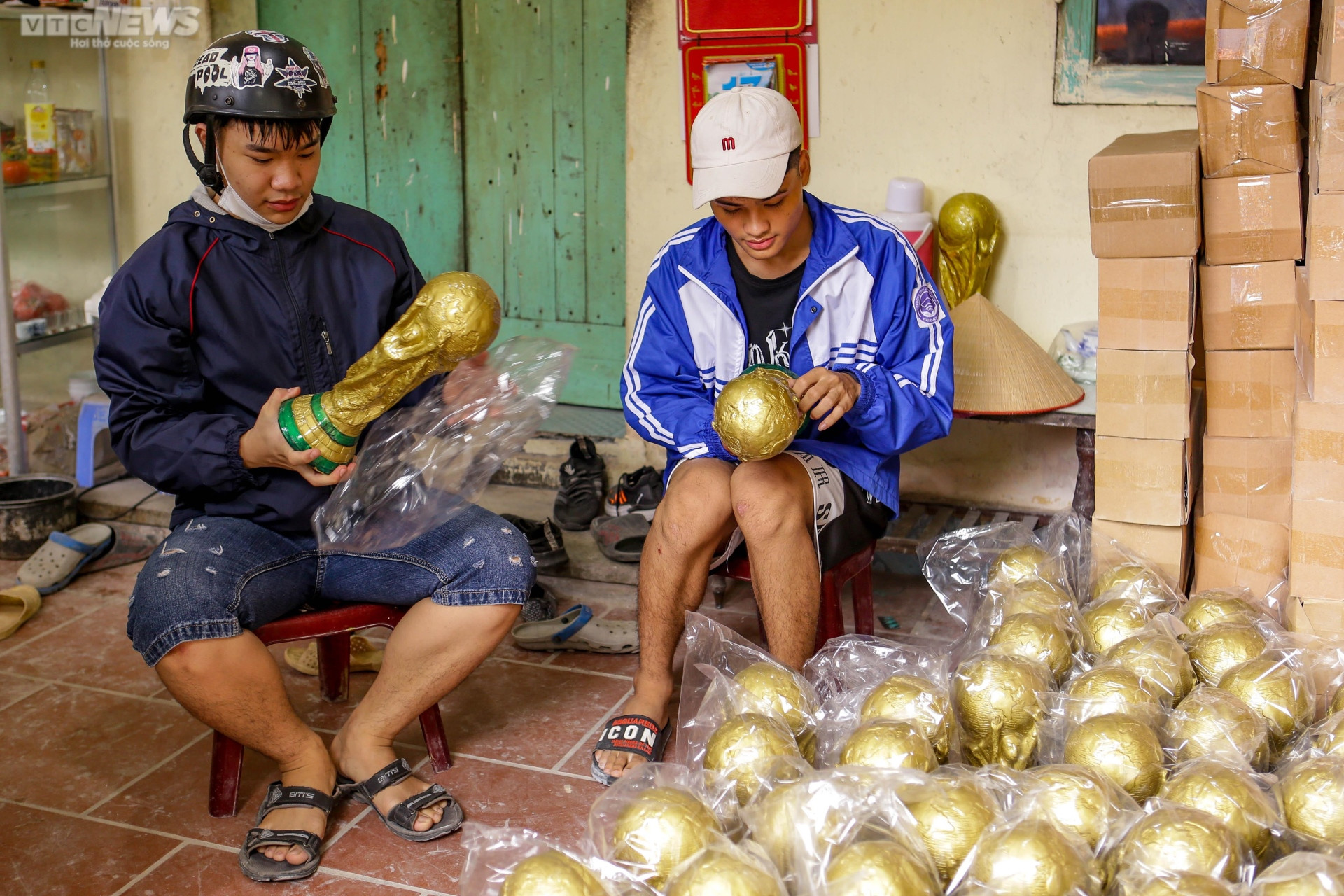 Xem người làng gốm Bát Tràng sản xuất cúp vàng World Cup 2022 - 12
