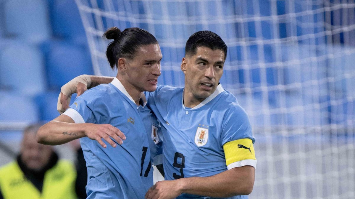 Nunez và Suarez trong màu áo tuyển quốc gia. Ảnh: AFP