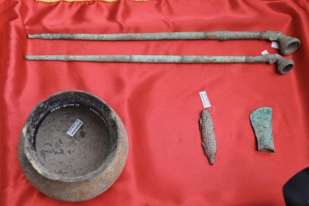 2 chiếc tẩu đồng, nồi gốm, tượng cá sấu và rìu đá được Bảo tàng Lịch sử quốc gia tiếp nhận ngày 18.11. Ảnh: Minh Quyết