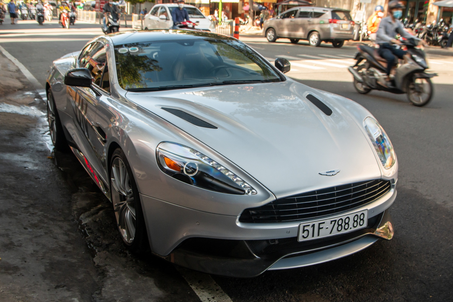 Cận cảnh Aston Martin Vanquish 2015 thứ 4 tại Việt Nam