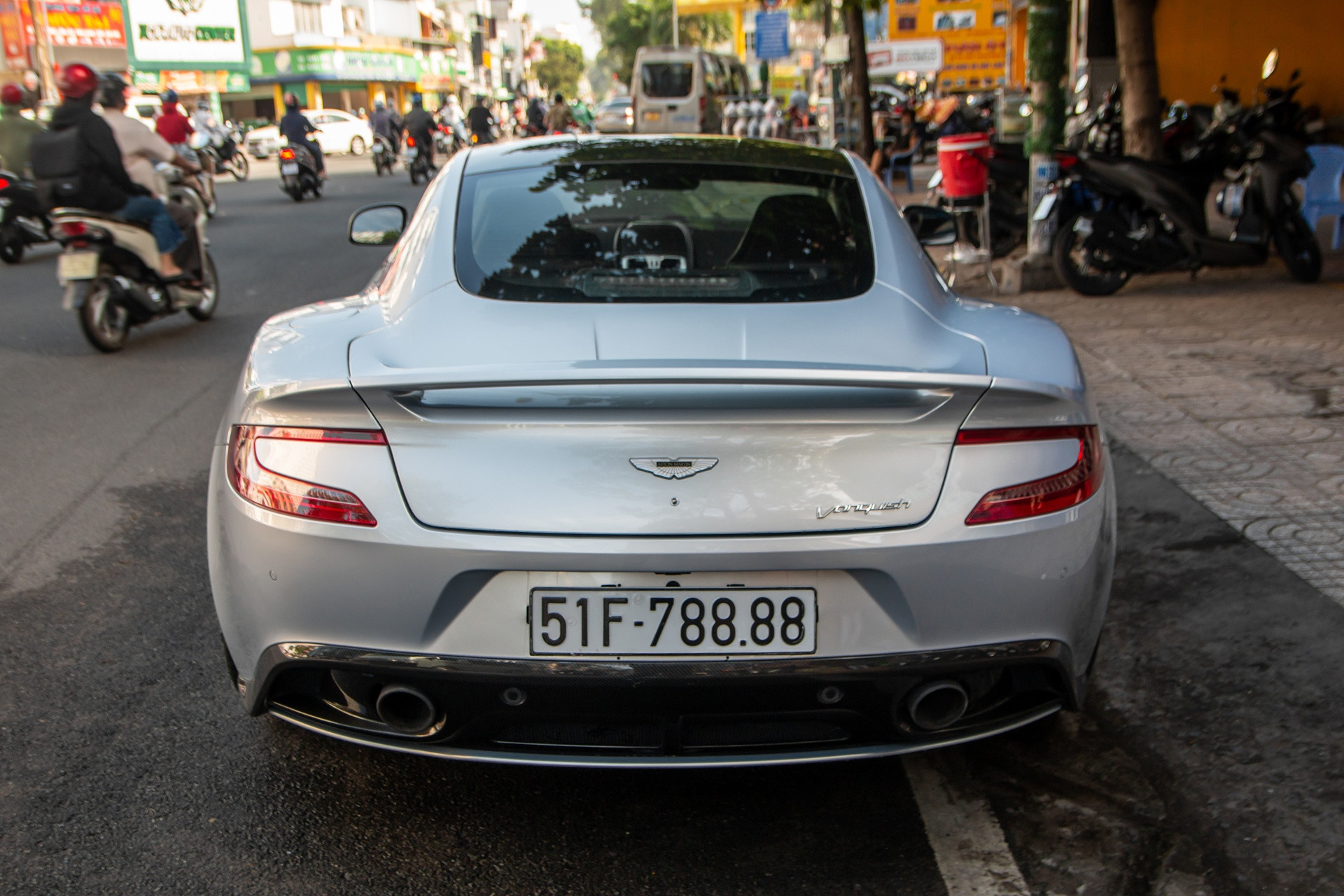 Aston Martin Vanquish anh 5