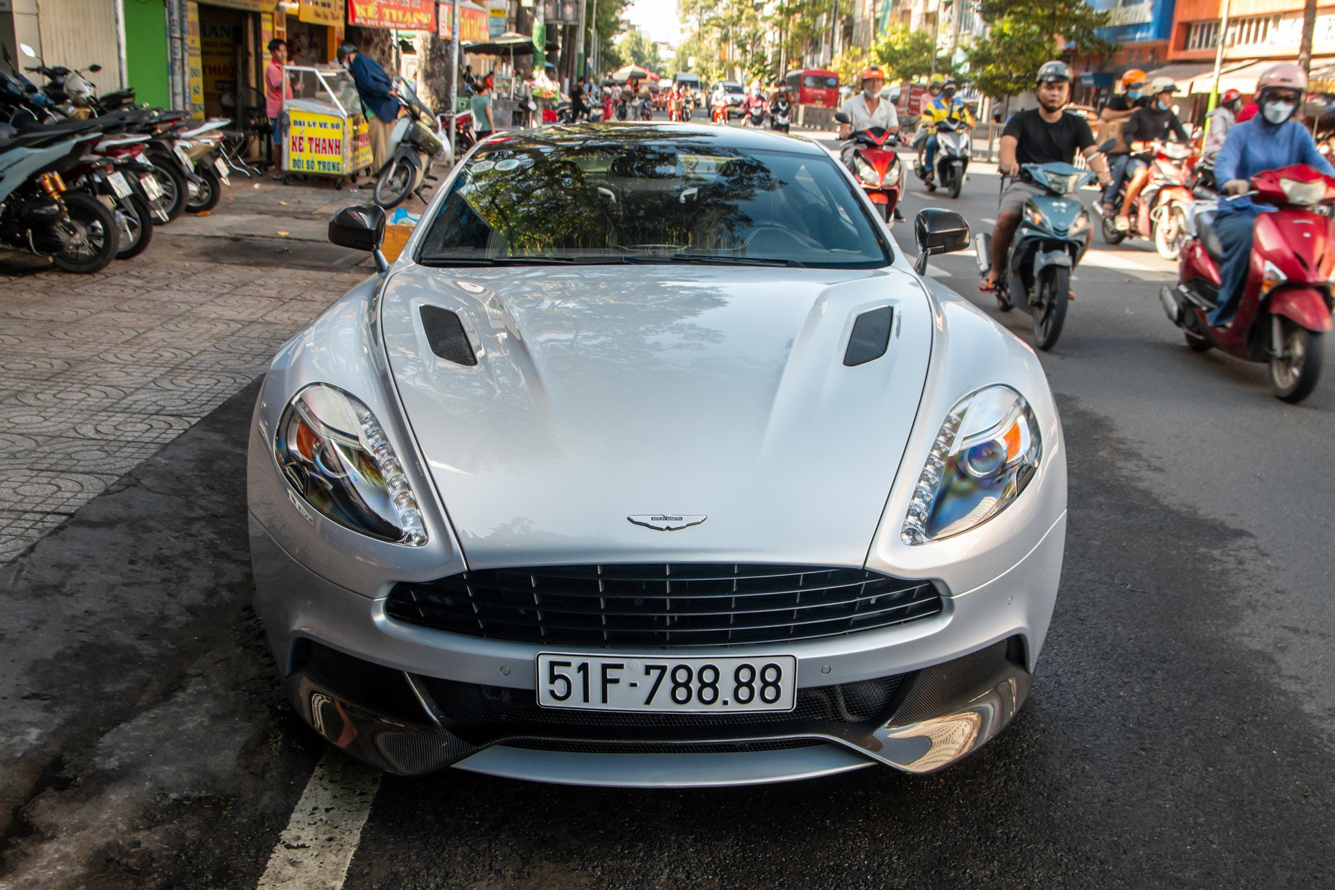 Aston Martin Vanquish giá 15 tỷ đồng về Việt Nam