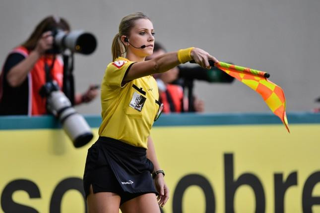 Trọng tài nữ lần đầu tiên làm nhiệm vụ tại kỳ World Cup bóng đá nam - 1