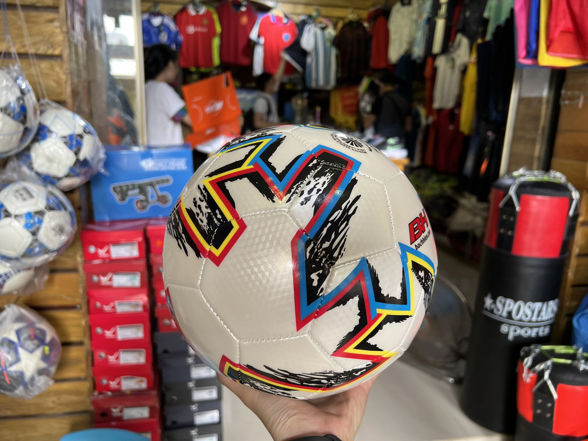 Quả bóng chính thức của mùa World Cup 2022 là Al Rihla. Ảnh: Nguyễn Thúy.