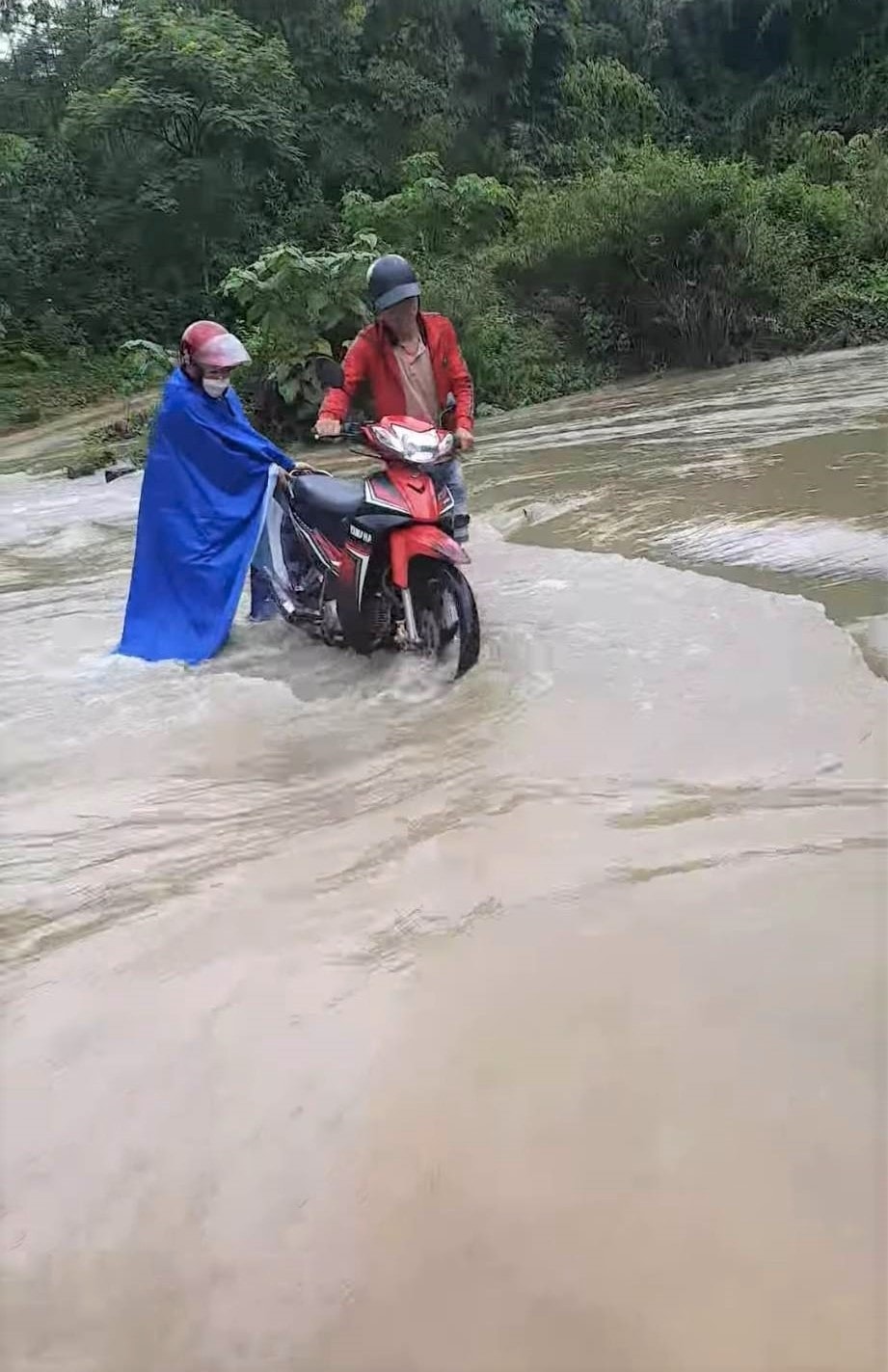 Con đường gian nan các cô giáo Trường Tiểu học Tiền Phong 4 phải vượt qua để đến điểm trường Na Sành. Ảnh: Quang Đại