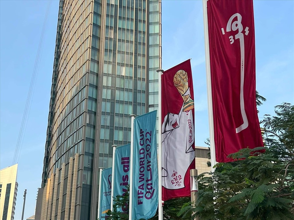 Đường phố được trang hoàng bởi banner, biểu ngữ và các hình ảnh về World Cup 2022. Ảnh: Ảnh: Nhà báo Trí Công cung cấp