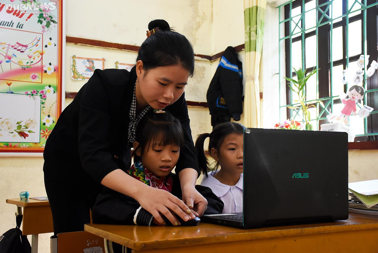Cô giáo người Tày 'gùi' máy tính, mang công nghệ tới điểm trường vùng cao - 2