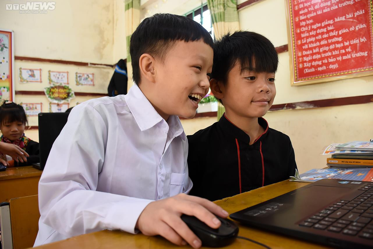 Cô giáo người Tày 'gùi' máy tính, mang công nghệ tới điểm trường vùng cao - 4