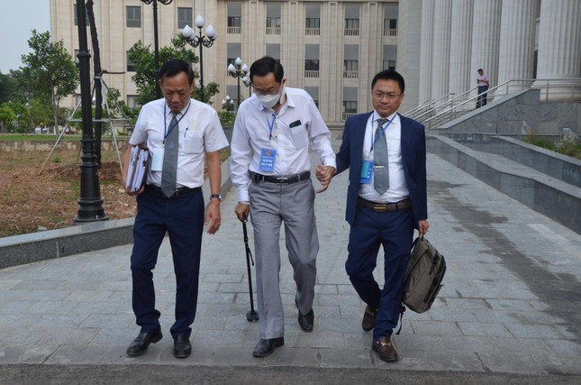 Cựu Thứ trưởng Bộ Y tế Cao Minh Quang chống gậy đi tập tễnh đến tòa ảnh 2