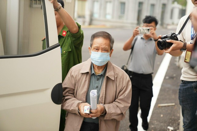 Cựu Thứ trưởng Bộ Y tế Cao Minh Quang chống gậy đi tập tễnh đến tòa ảnh 3