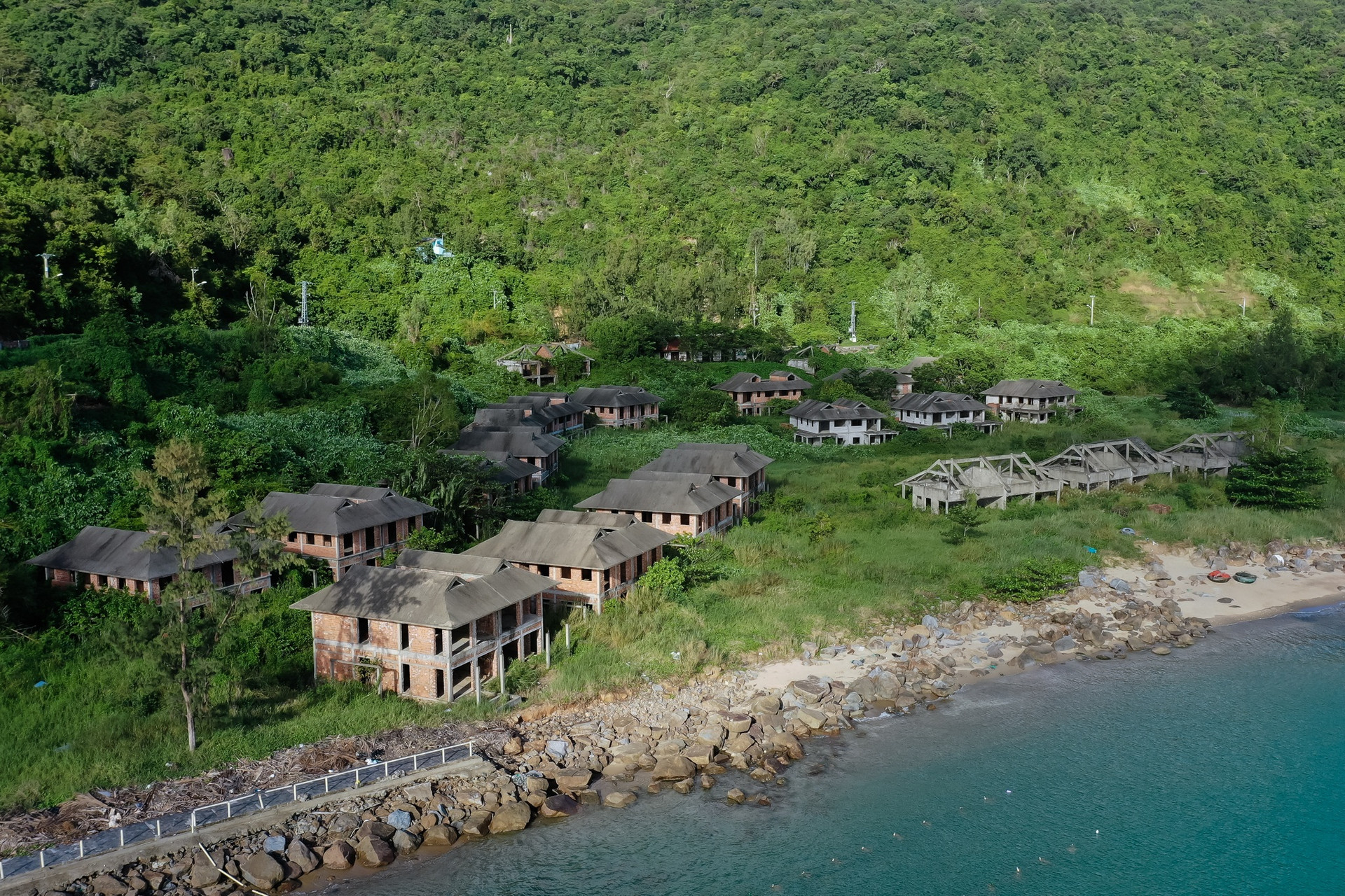 Hàng loạt biệt thự bỏ hoang ở ven biển Đà Nẵng - 3