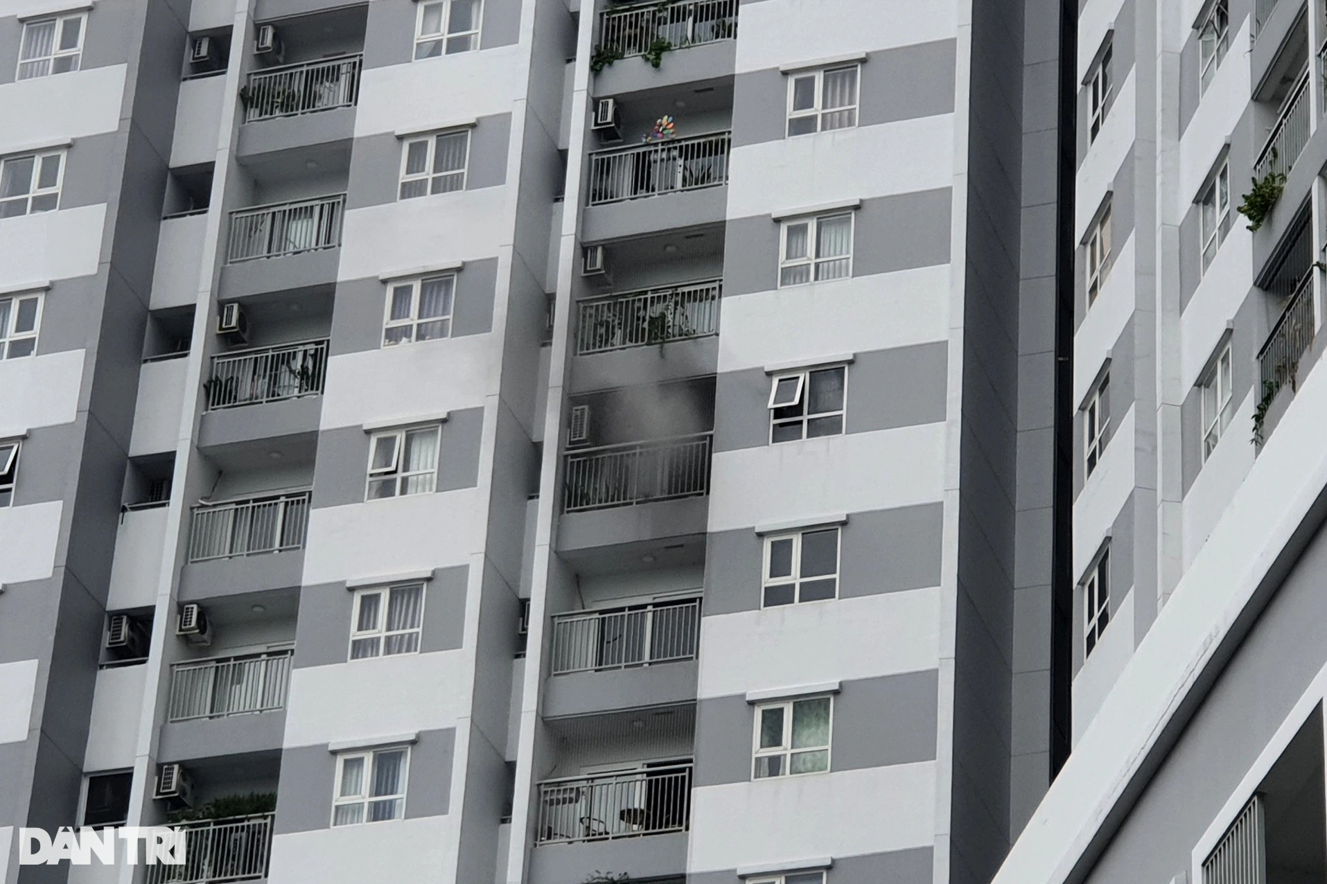 Cháy căn hộ chung cư ở TPHCM, hàng trăm người dân ôm đồ sơ tán - 1