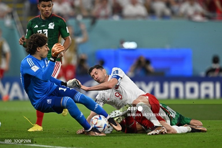 Robert Lewandowski vẫn chưa thể có bàn thắng đầu tiên tại World Cup, bàn thứ 77 trong màu áo đội tuyển Ba Lan. Ảnh: AFP