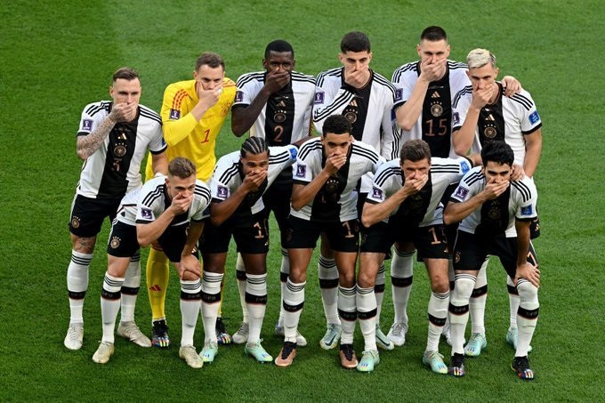 Liên đoàn bóng đá Đức ủng hộ cầu thủ lấy tay che miệng - 1