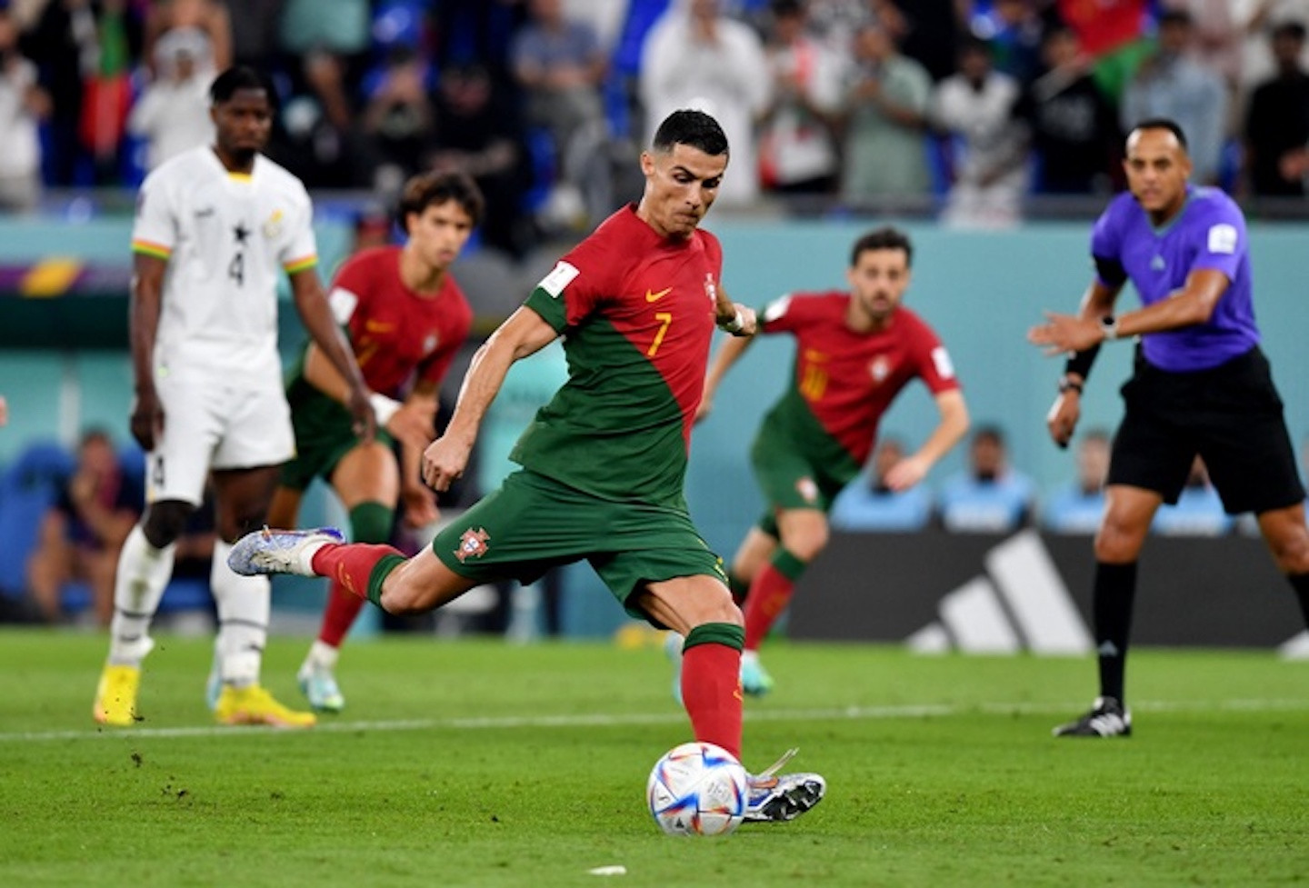 Ronaldo đi vào lịch sử, Bồ Đào Nha thắng kịch tính Ghana - 2