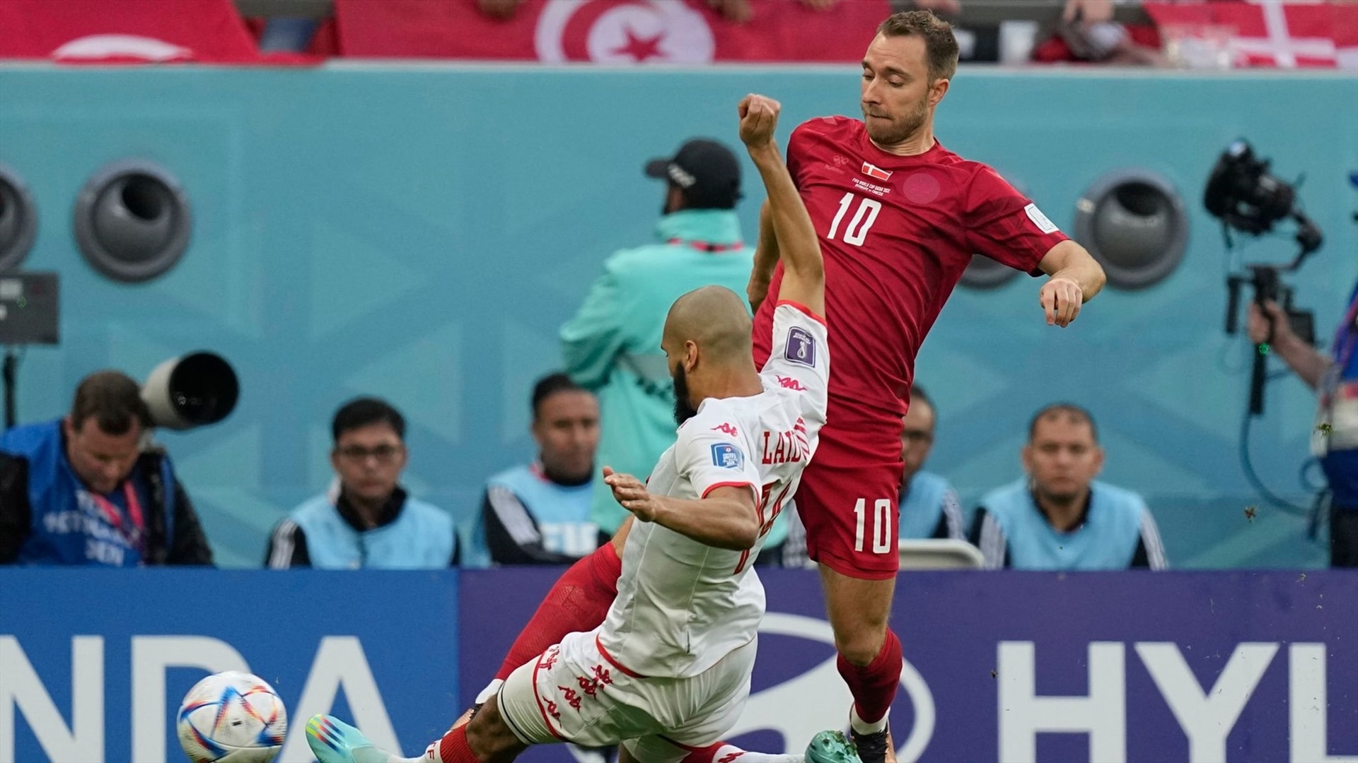 Eriksen rất khó tỏa sáng nếu không có không gian. Ảnh: FIFA